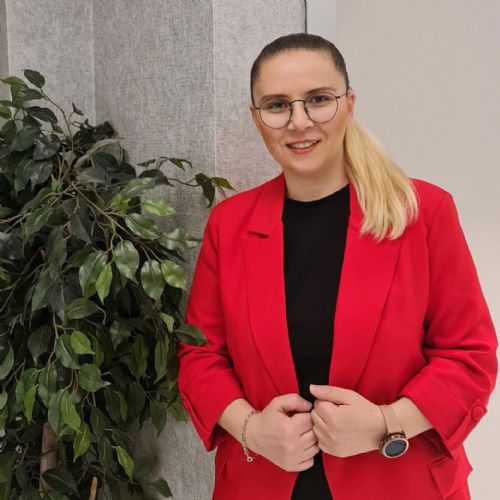 magazintakimi.com - ZEYNEP KAYA SAĞLIK SEKTÖRÜNE NASIL GİRDİ?